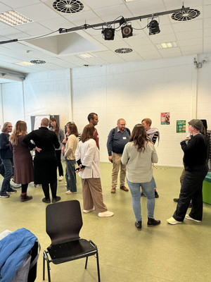 Bild mit Menschen beim Tagangsabschluss