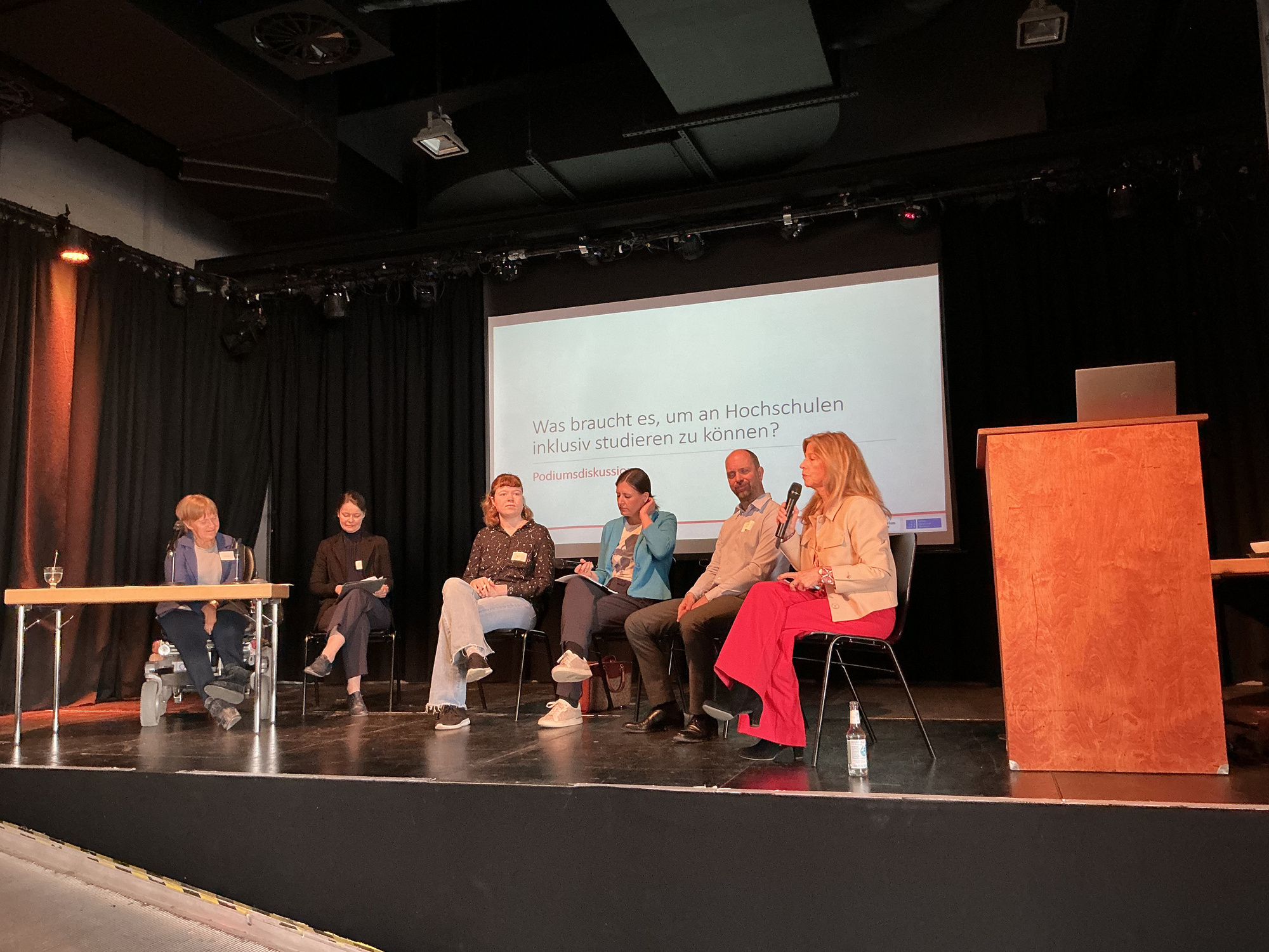 Bild von Teilnehmern an der Poduimsdiskussion
